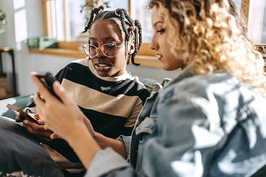 Jeunes filles regardant leur smartphone